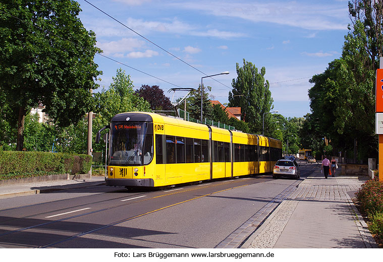 Die Straßenbahn in Dresden an der Haltestelle Heinrich-Schütz-Straße