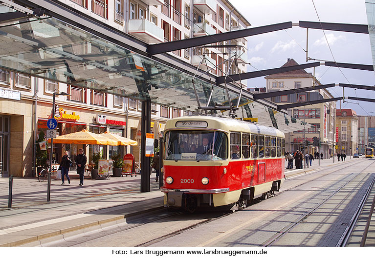 Tatra Museumswagen der Straßenbahn in Dresden an der Haltestelle Postplatz