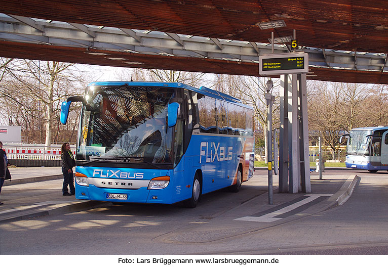 Ein Fernbus von Flixbus auf dem ZOB in Magdeburg