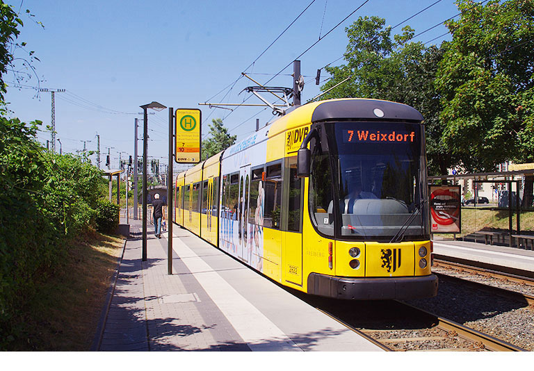 Die Straßenbahn in Dresden an der Haltestelle Haltepunkt Freiberger Straße
