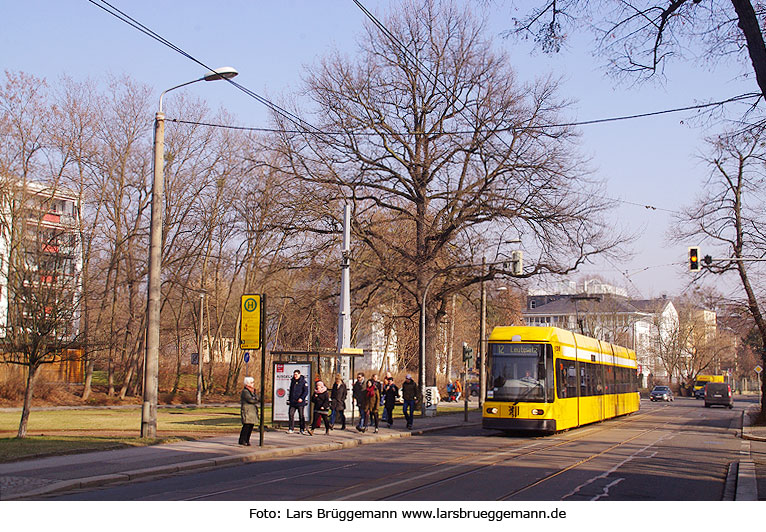 Die Straßenbahn in Dresden an der Haltestelle Königsheimplatz