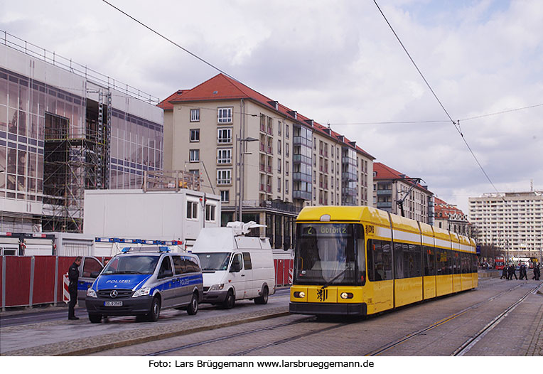 Die Straßenbahn in Dresden an der Haltestelle Altmarkt