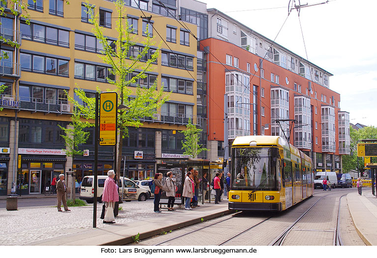 Die Straßenbahn in Dresden an der Haltestelle Fetscherplatz