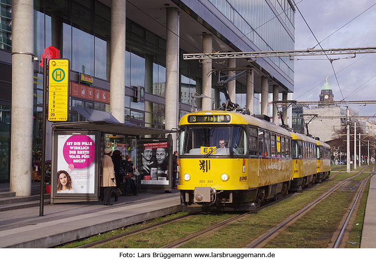 Tatra Straßenbahn in Dresden an der Haltetelle Hauptbahnhof Nord