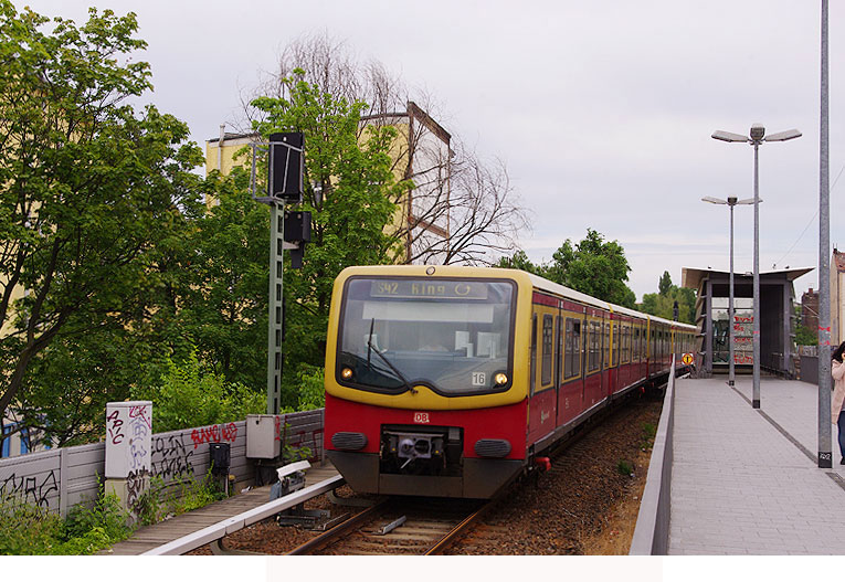 Der Bahnhof Berlin-Wedding mit einer S-Bahn der Baureihe 481