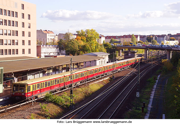 Eine S-Bahn in Berlin am Bahnhof Westend