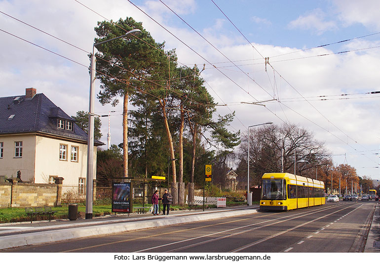 Die Straßenbahn in Dresden an der Haltestelle Johannisfriedhof