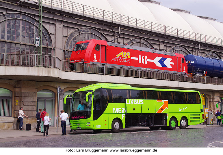 Güterzuglok der Baureihe 185 in Dresden Hbf und ein Bus von Meinfernbus Flixbus