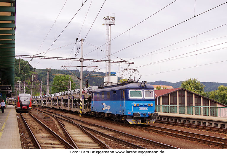 Die CD Lok 123 016-8 im Bahnhof Decin (Tetschen)