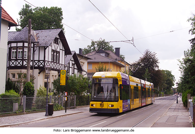 Die Straßenbahn in Dresden an der Haltestelle Gustav-Freytag-Straße