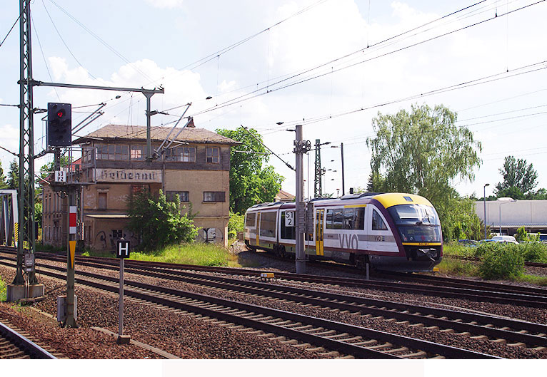 Der Bahnhof Heidenau mit Stellwerk und einem Desiro der Städtebahn Sachsen nach Altenberg über die Müglitztalbahn