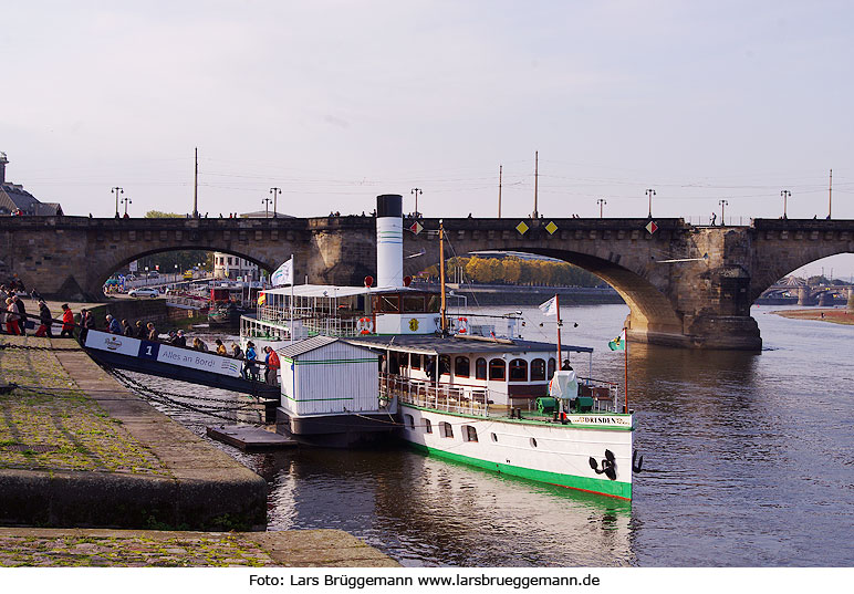 Das Schiff DRESDEN der Sächsischen Dampfschiffahrt in Dresden am Terassenufer