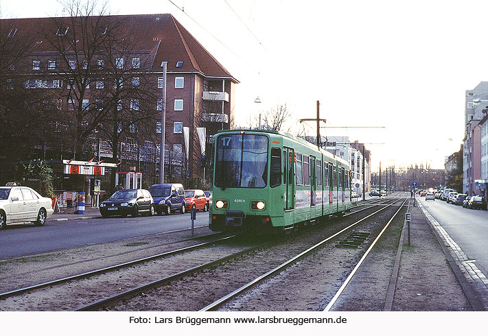 Die Straßenbahn in Hannover an der Haltestelle Goetheplatz