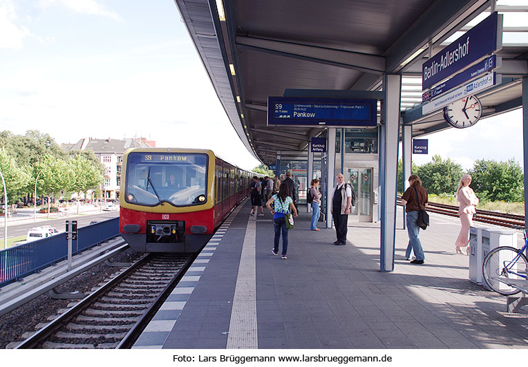 Der Bahnhof Adlershof der Berliner SBahn Fotos von der