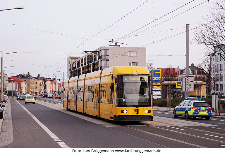 Die Straßenbahn in Dresden an der Haltestelle Altenberger Straße