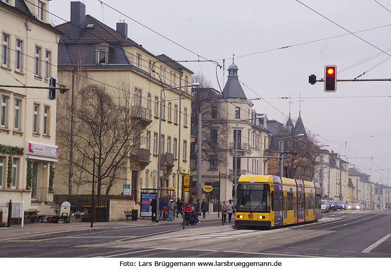 Die Straßenbahn in Dresden an der Haltestelle Gottleubaer Straße