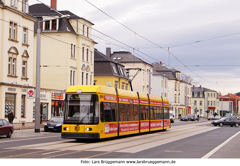 Die Straßenbahn in Dresden an der Haltestelle Altenberger Straße