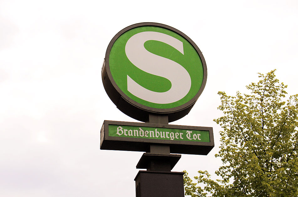 Eine Berliner S-Bahn der Baureihe 480 im Bahnhof Friedrichshagen