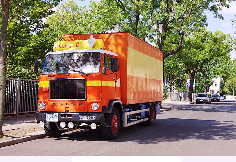 Ein Volvo F89 LKW in Dresden