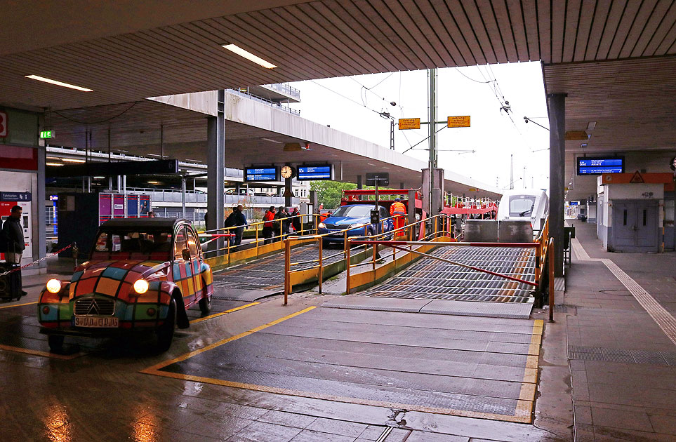 Autozug im Bahnhof Hamburg-Altona