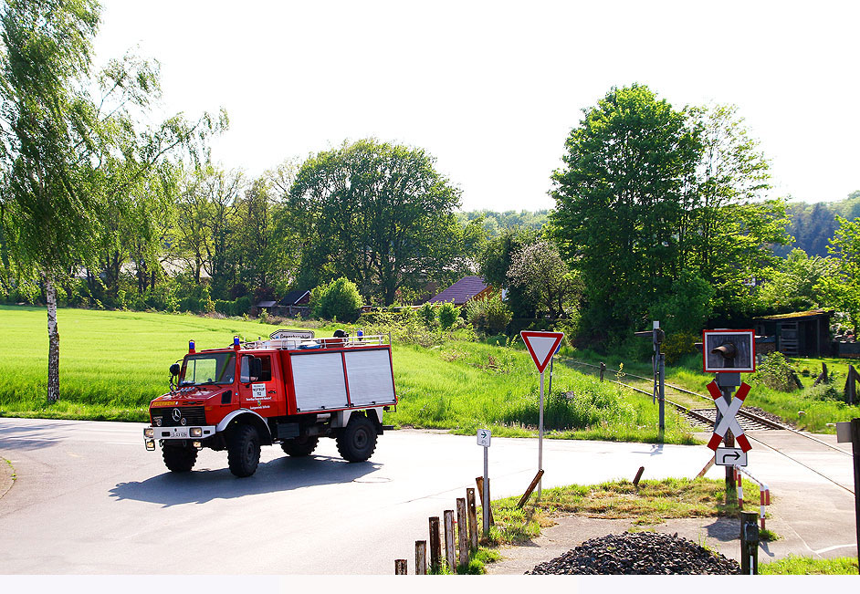  TLF 8 W Feuerwehr-Unimog der Freiwilligen Feuerwehr Reinstorf am Bahnhof Scharnebeck