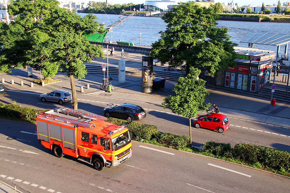 Ein Löschgruppenfahrzeug der Freiwilligen Feuerwehr Altona in Hamburg ein Atego 1428 AF an den Landungsbrücken