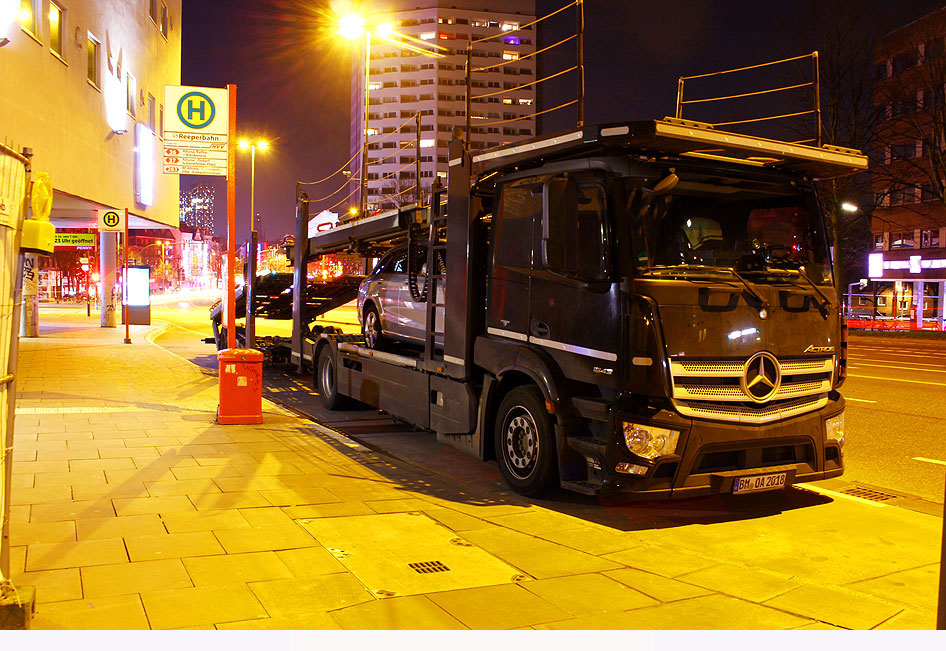 Ein Mercedes Lastwagen vom Typ Actros 1643 parkt auf einer Bushaltestelle