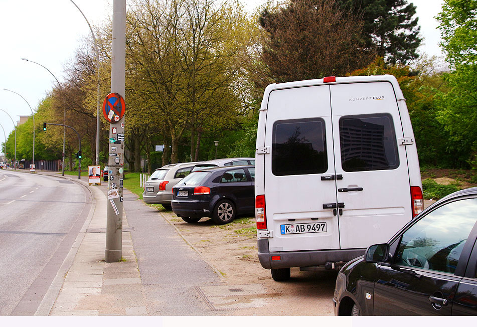 Verkehrspolitik in Hamburg - parken auf dem Gehweg