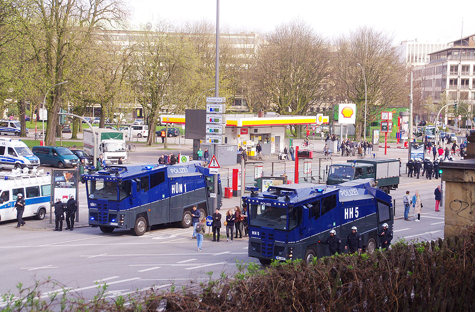 Wasserwerfer Wawe 10 - Wasseerwerfer 10000 der Bundespolizei am Dammtorbahnhof