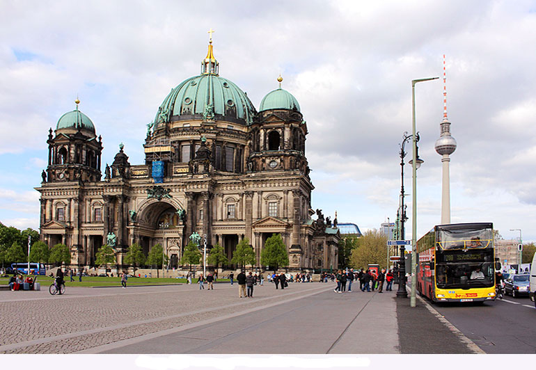 Die Haltestelle Lustgarten der Linien 100 und 200 der BVG in Berlin mit einem Doppeldeckerbus - links im Bild der Berliner Dom