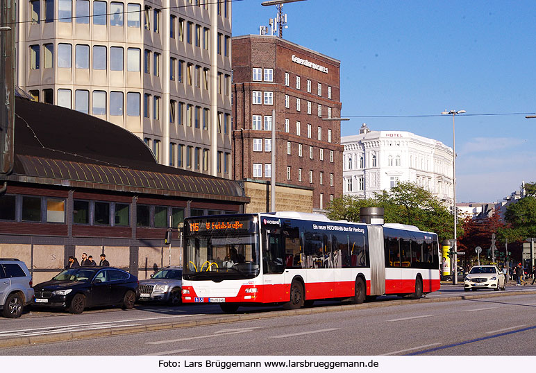 Ein MAN Gelenkbus der Hochbahn am Hamburger Hauptbahnhof