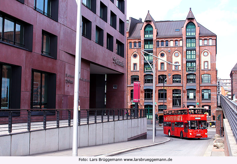 Stadtrundfahrt Bus in der Hafencity nahe dem Magellan-Terrassen