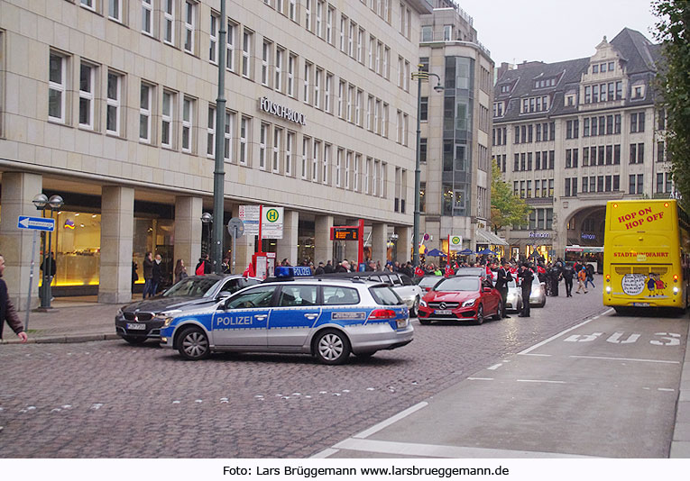 Die Bushaltestelle Rathausmarkt in Hamburg