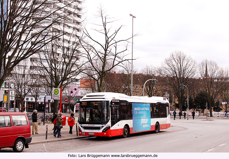 Die Buslinie 283 in Hamburg an der Haltestelle S-Bahn Reeperbahn