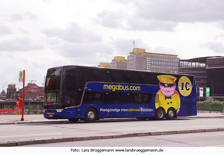 Ein Megabus in Hamburg vor dem Hauptbahnhof