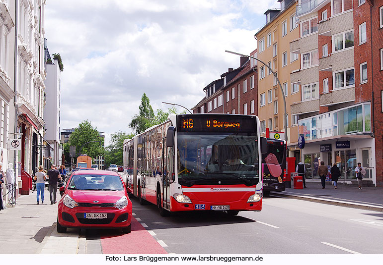 Ein Hochbahn-Bus im Mühlenkamp nach den Umbaumaßnahmen zur Busbeschleunigung