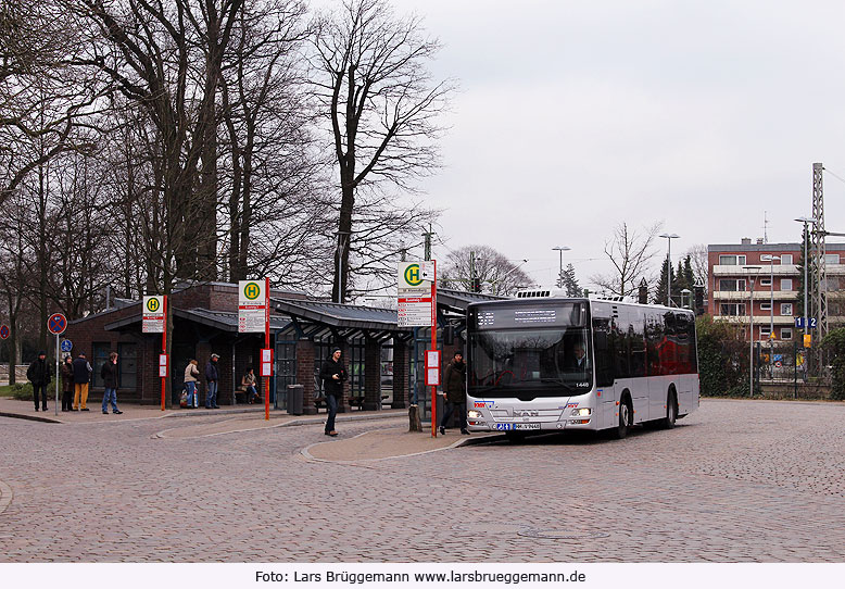 Ein VHH Bus am Bahnhof Ahrensburg