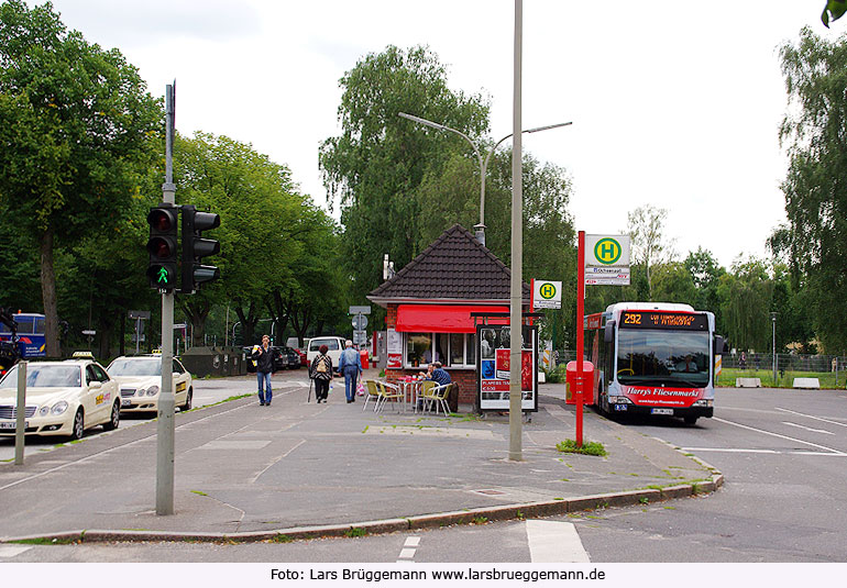 Ein Bus an der U-Bahn-Haltestelle Ochsenzoll