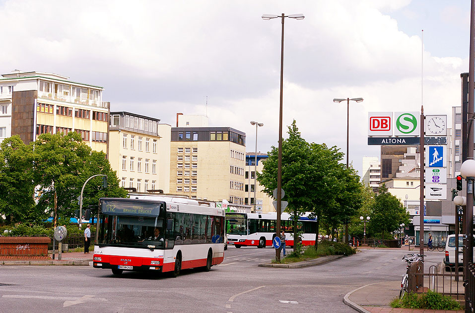 Ein Hochbahn-Bus am Bahnhof Hamburg-Altona