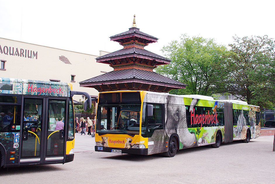 Ein Hochbahn-Bus mit Werbung für Hagenbecks Tierpark