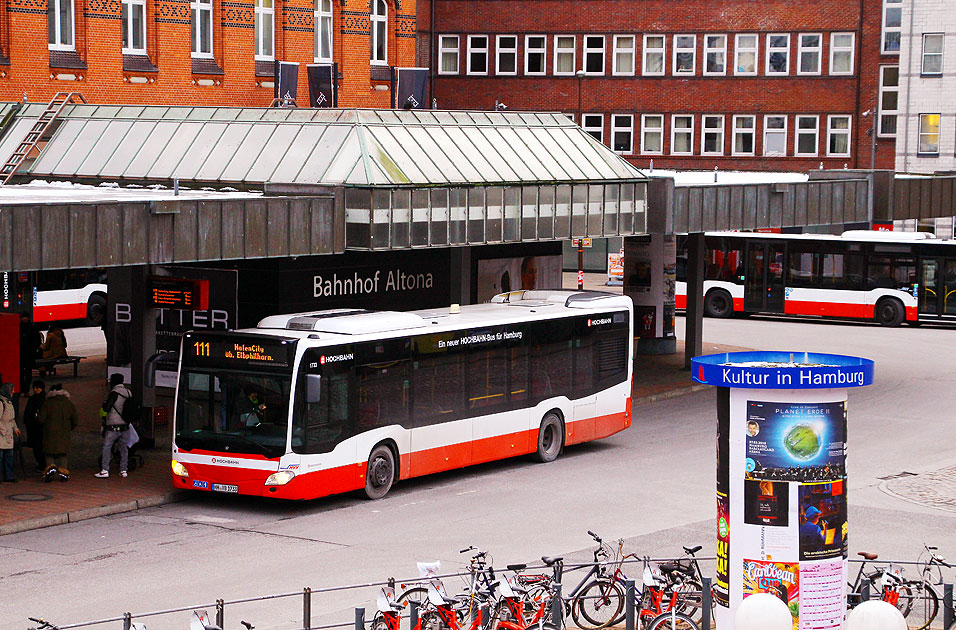 Ein Hochbahn-Bus auf dem Busbahnhof in Hamburg-Altona