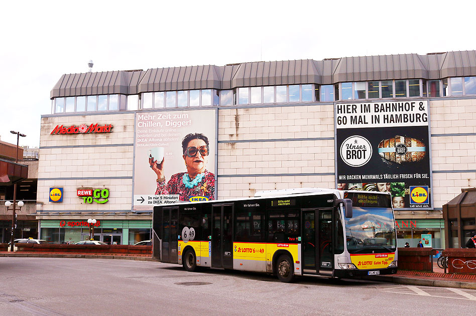 Ein VHH Bus auf dem Busbahnhof in Hamburg-Altona vor dem Bahnhof Altona