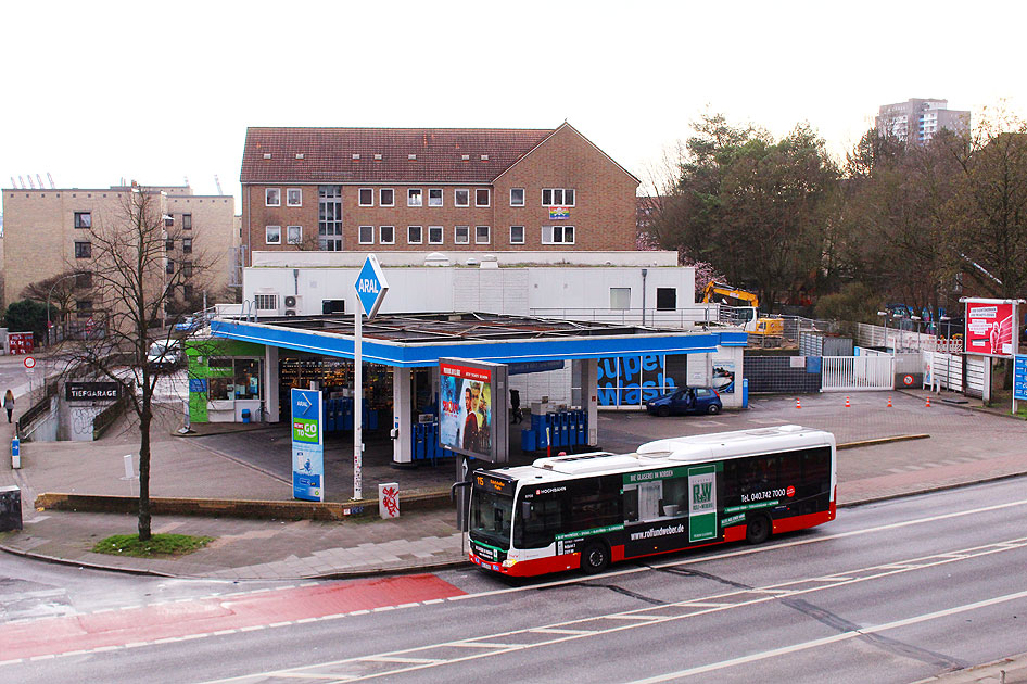 Ein Hochbahn-Bus in der Königstraße vor der Aral-Tankstelle