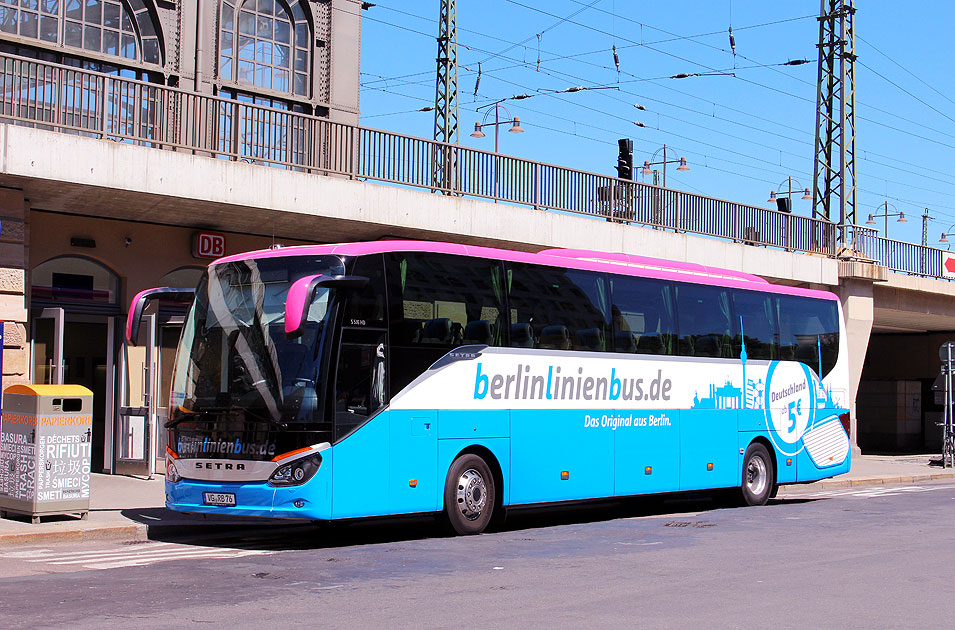 Ein Berlinlinienbus an der Haltestelle Dresden Hbf