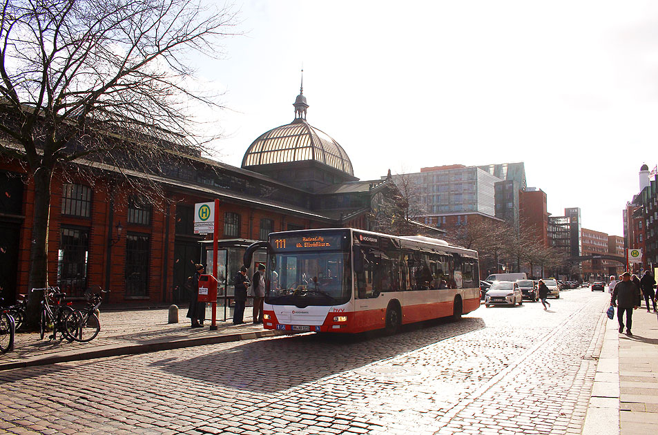 Ein Hochbahn Bus der Linie 111 in Hamburg an der Fischauktionshalle