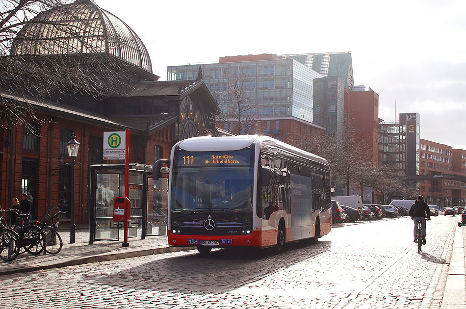 Ein Hochbahn Elektrobus auf der Buslinie 111 an der Fischauktionshalle