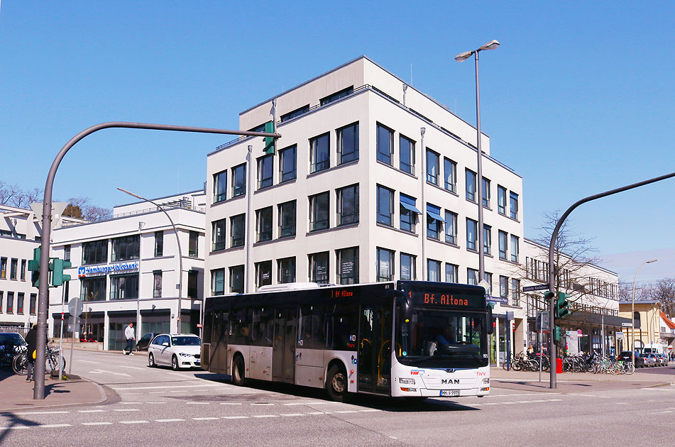 Ein VHH Bus im Sülldorfer Kirchenweg am Bahnhof Hamburg-Blankenese