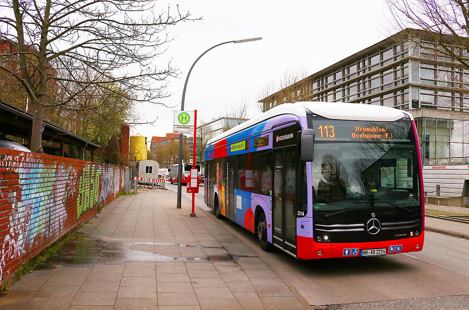 Ein Hochbahn-Elektrobus an der Haltestelle Lawaetzhaus