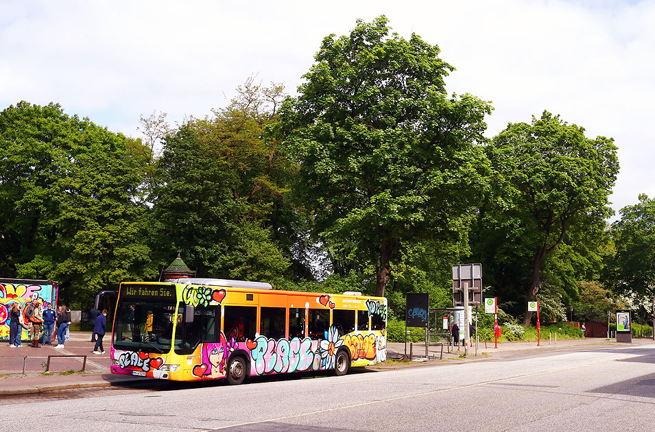 Ein Graffiti-Bus der VHH wirbt für das Museum für Hamburgische Geschichte
