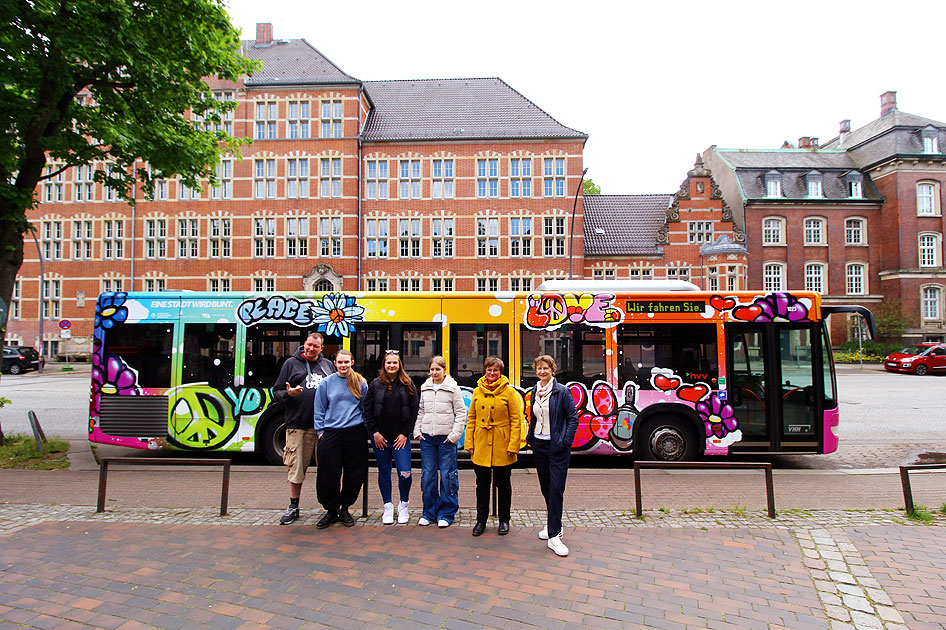 Ein Graffiti-Werbebus der VHH in Hamburg